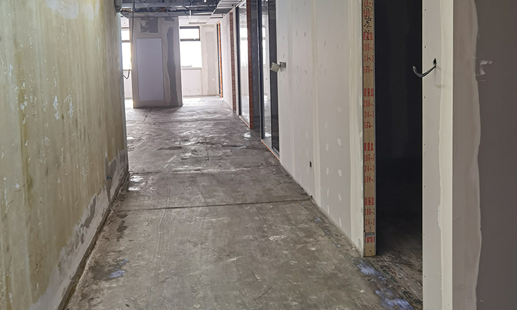 上海办公室装修现场PVC地胶界面施工管理4