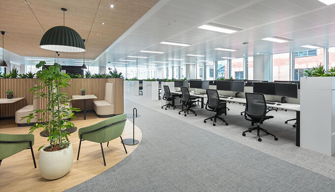 选办公室装修公司，自有施工队伍是核心硬指标 